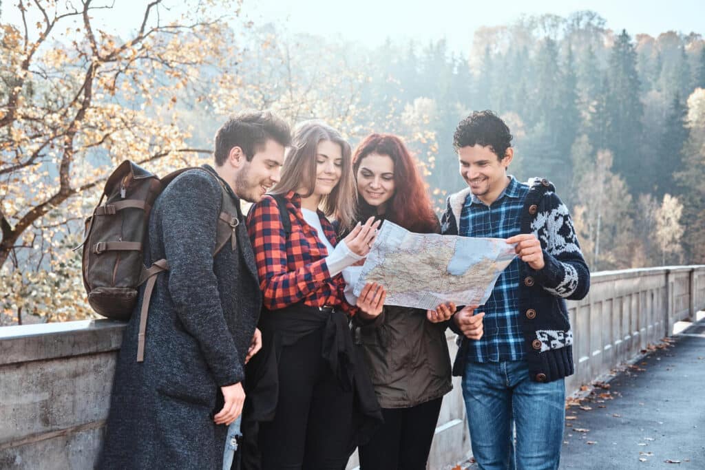 Jovenes mirando un mapa