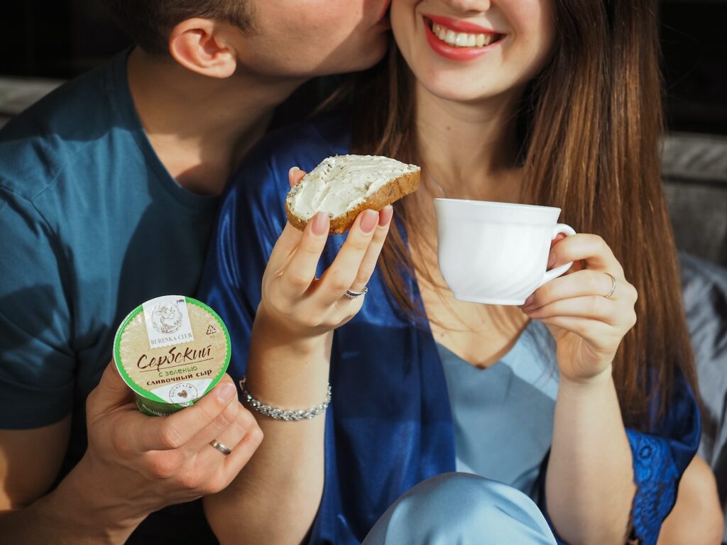 Pareja comiendo