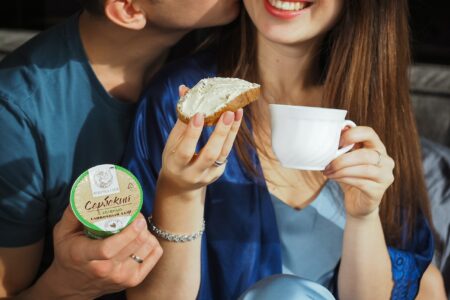 Pareja comiendo